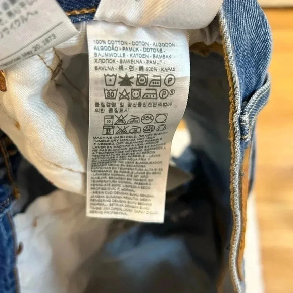 Levi’s 501 button up denim shorts with rolled hemline. - Picture 4 of 4